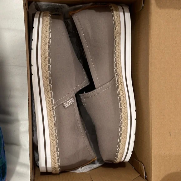 **FLASH  SALE** BOBS from Skechers Taupe size 6.5 NIB - Picture 4 of 4